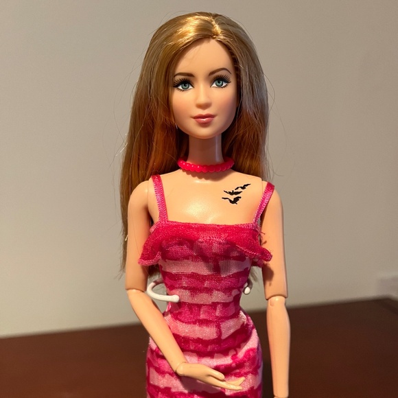 Barbie Doll 2014 Divergent Tris - Picture 2 of 8